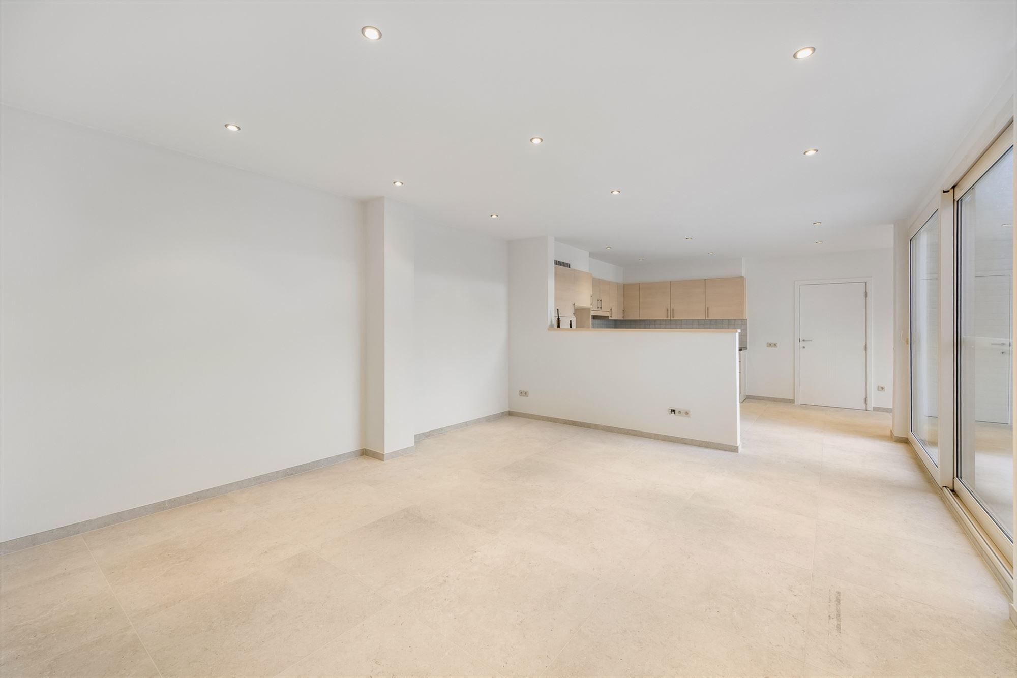 VOLLEDIG INSTAPKLAAR GELIJKVLOERS APPARTEMENT (145M²) MET 2 SLAAPKAMERS, INPANDIGE GARAGE EN TUIN/KOER TE BERINGEN-CENTRUM foto 6