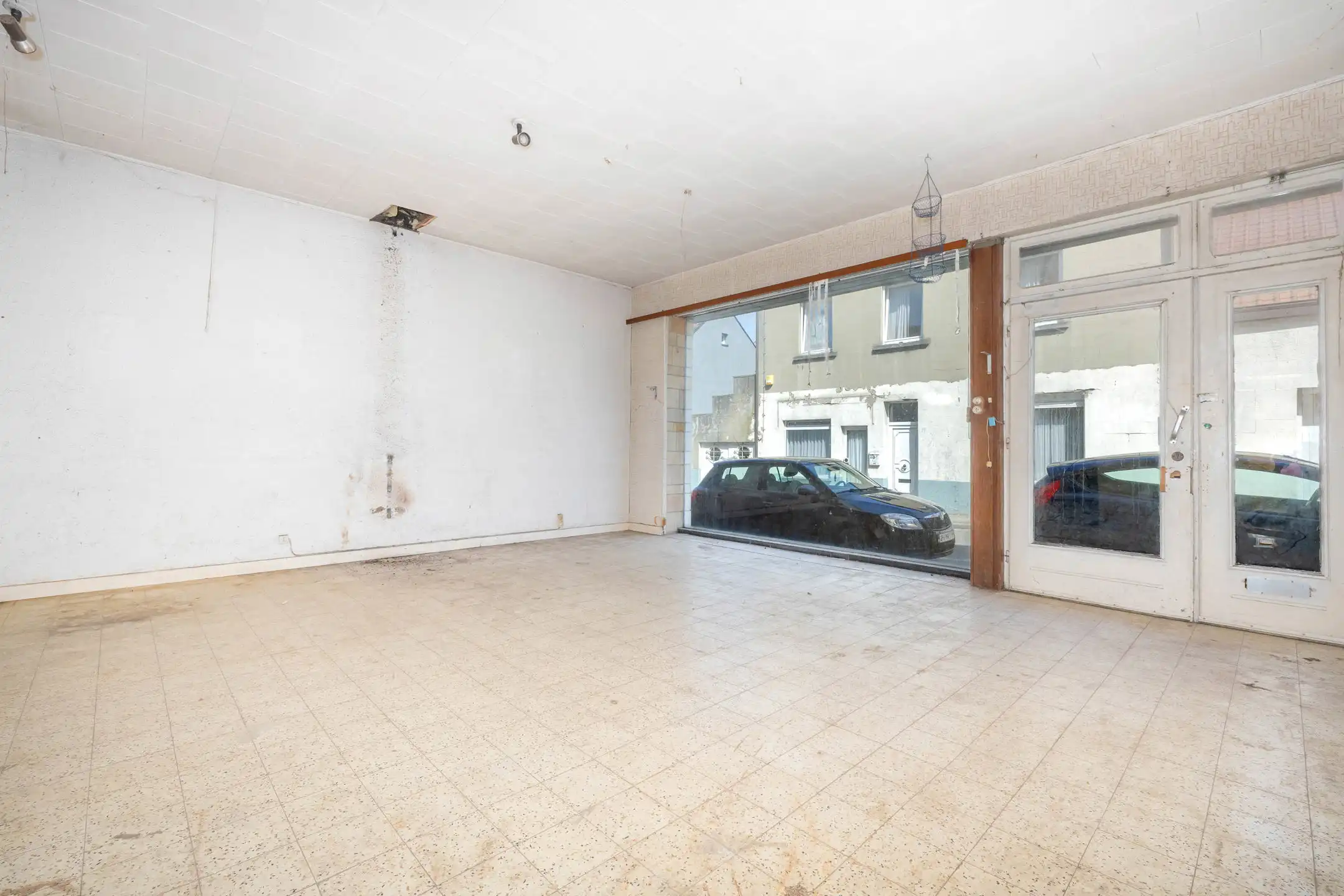 Te renoveren woonhuis met winkel foto 4