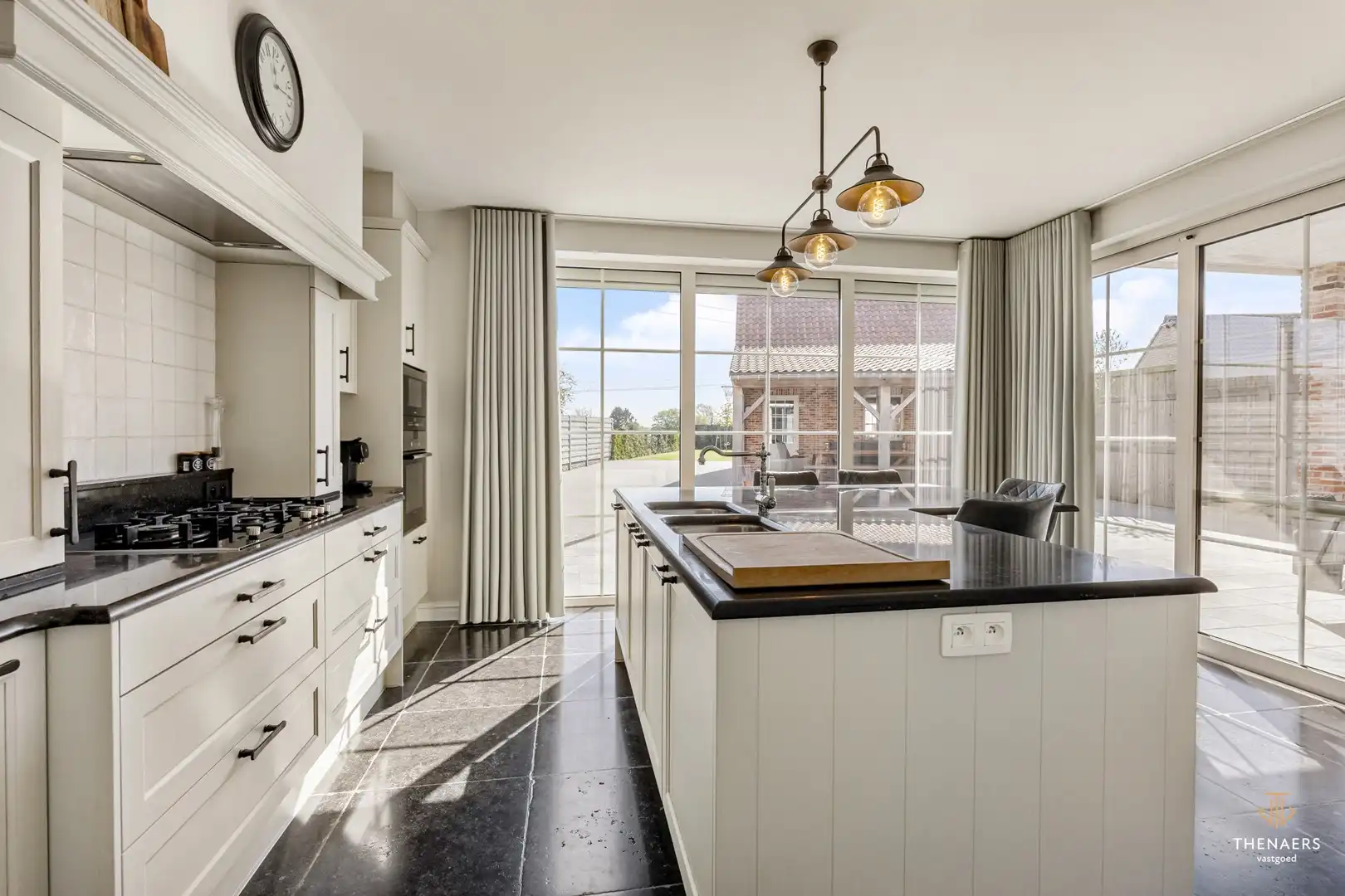 Stijlvolle pastoriewoning met ruimte, comfort en een prachtig afgewerkt geheel in Sint-Truiden. foto 10