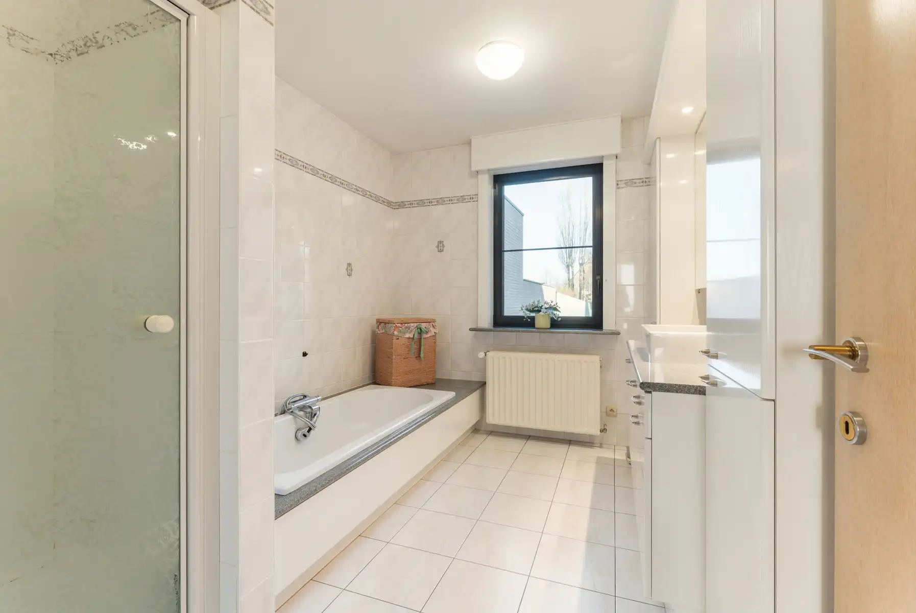 Verzorgde woning met ruim bijgebouw op perceel van 1.369 m² foto 13