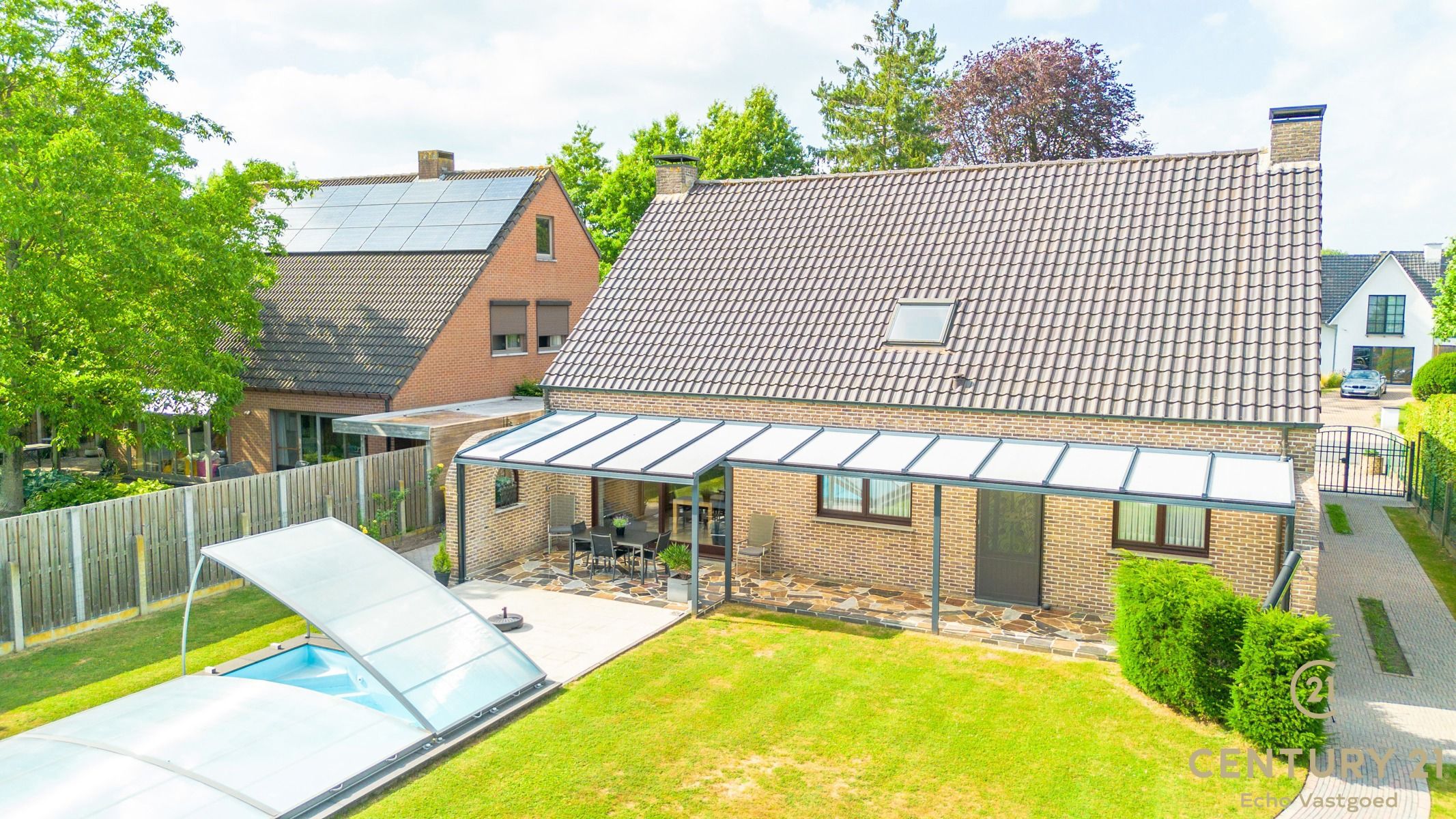 Vrijstaande, ruime instapklare villa met zwembad foto {{pictureIndex}}