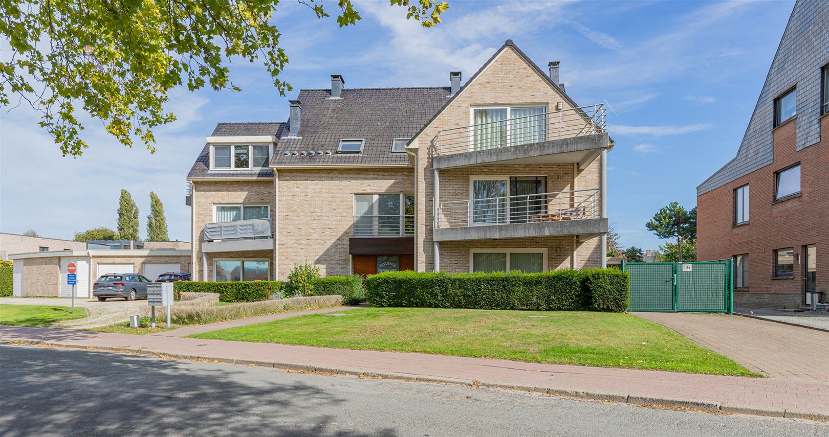 Comfortabel instapklaar appartement met terras en garagebox foto {{pictureIndex}}