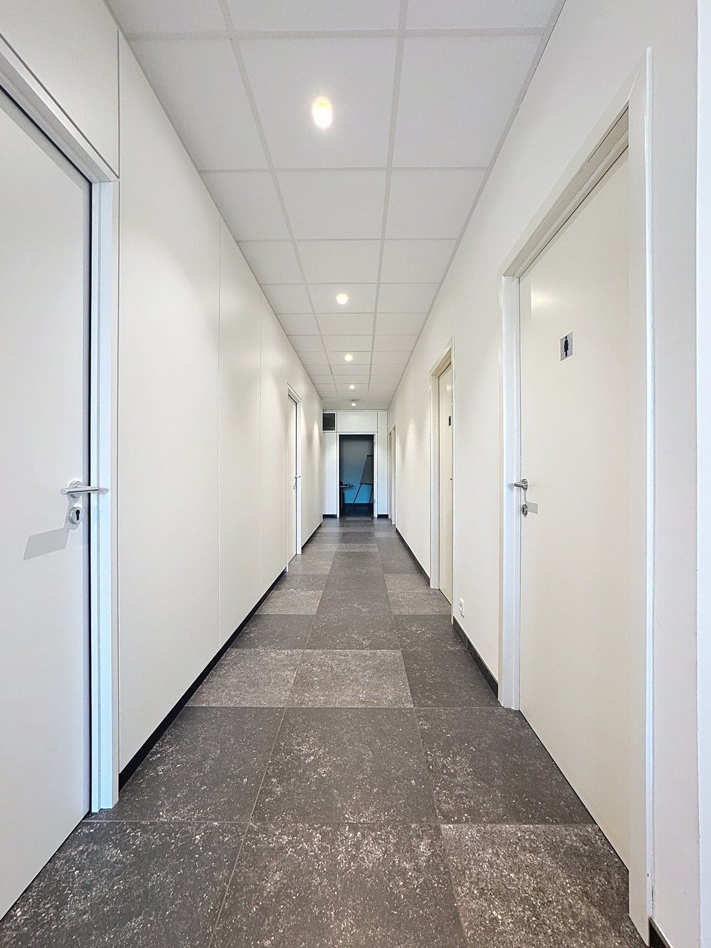 Exclusieve KANTOORRUIMTE (380 m²) met UITSTRALING op toplocatie (op 500m van autosnelwegen), voorzien van modern comfort en maximale zichtbaarheid te Loppem! foto 14