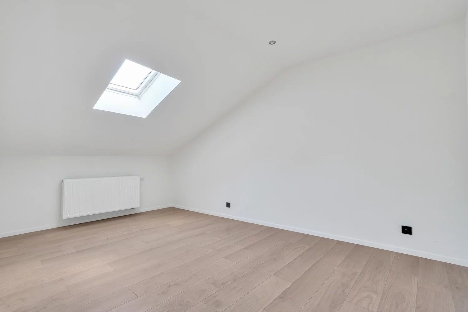 Gerenoveerde woning met vier slaapkamers en inpandige garage foto 15
