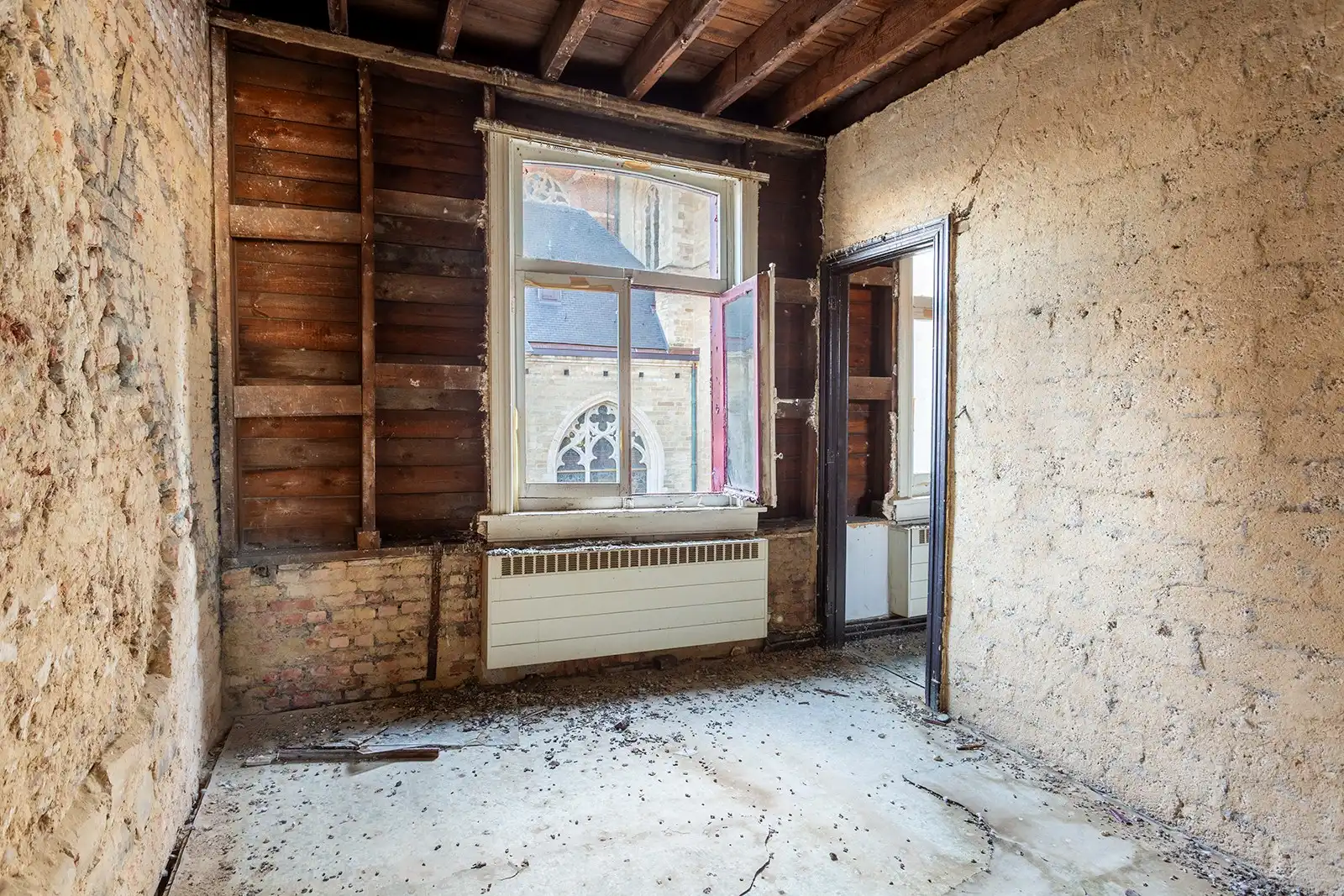 Ruime te renoveren woning met tuin en garage foto 11