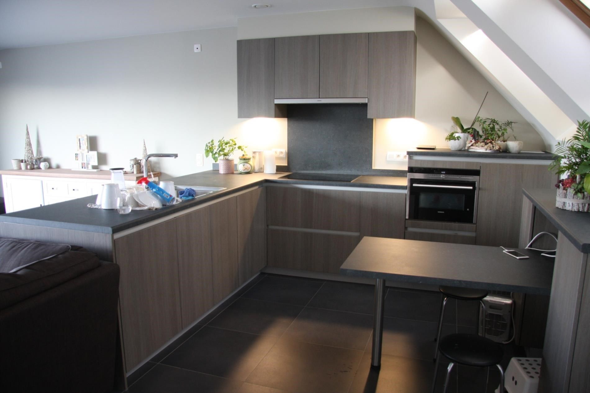 Mooi afgewerkt, ruim duplex-appartement (3 slks) met groot terras te Lierde foto 5