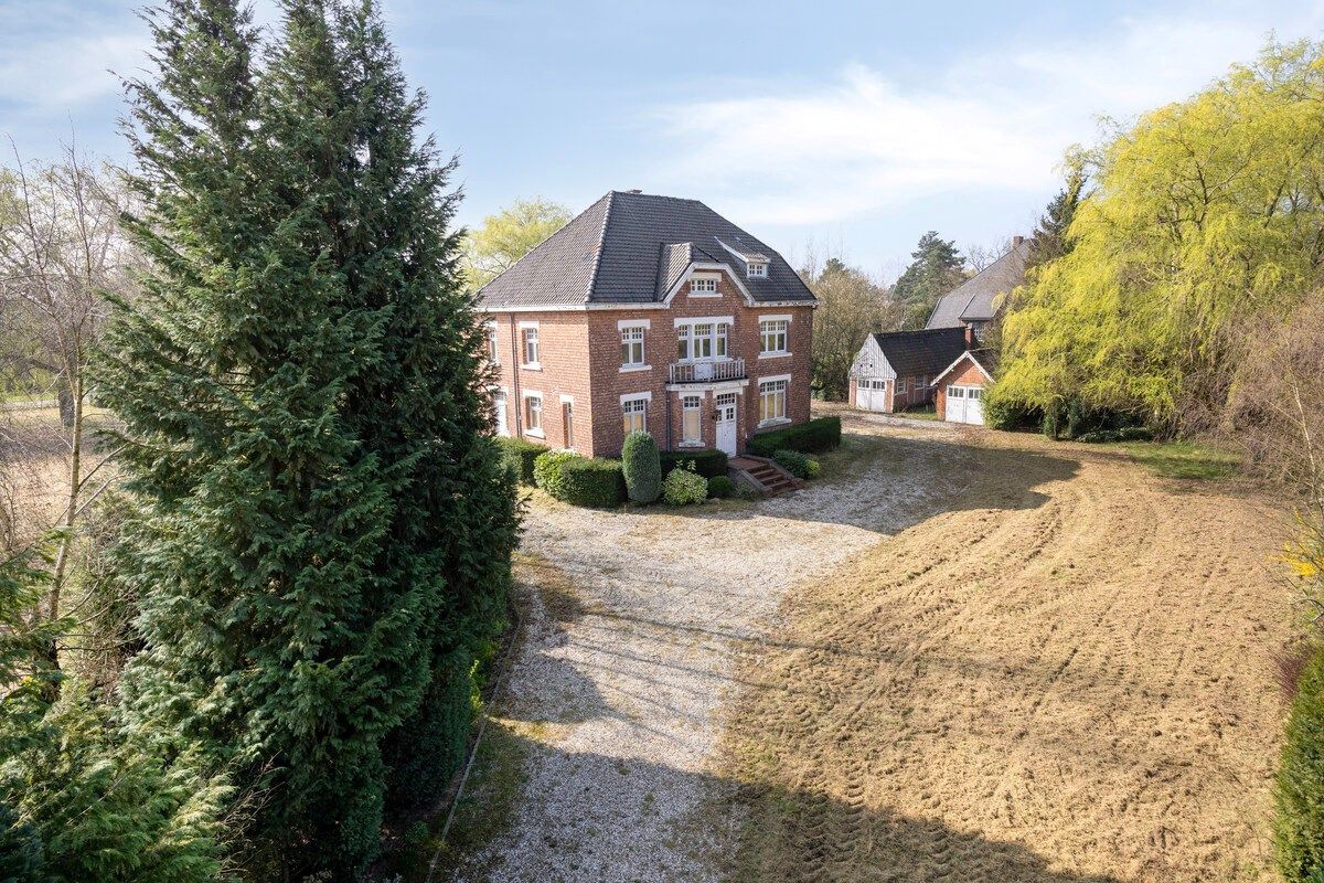 Te renoveren karaktervolle herenwoning op een prachtig perceel van 56 are. foto 2