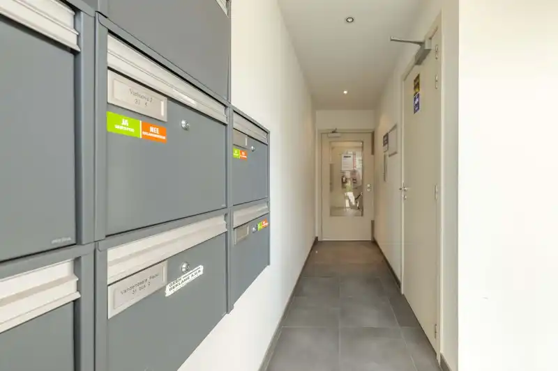 Gelijkvloers 2-slaapkamerappartement met tuin en garage nabij centrum Tielt TE KOOP! ✨🏡 foto 2