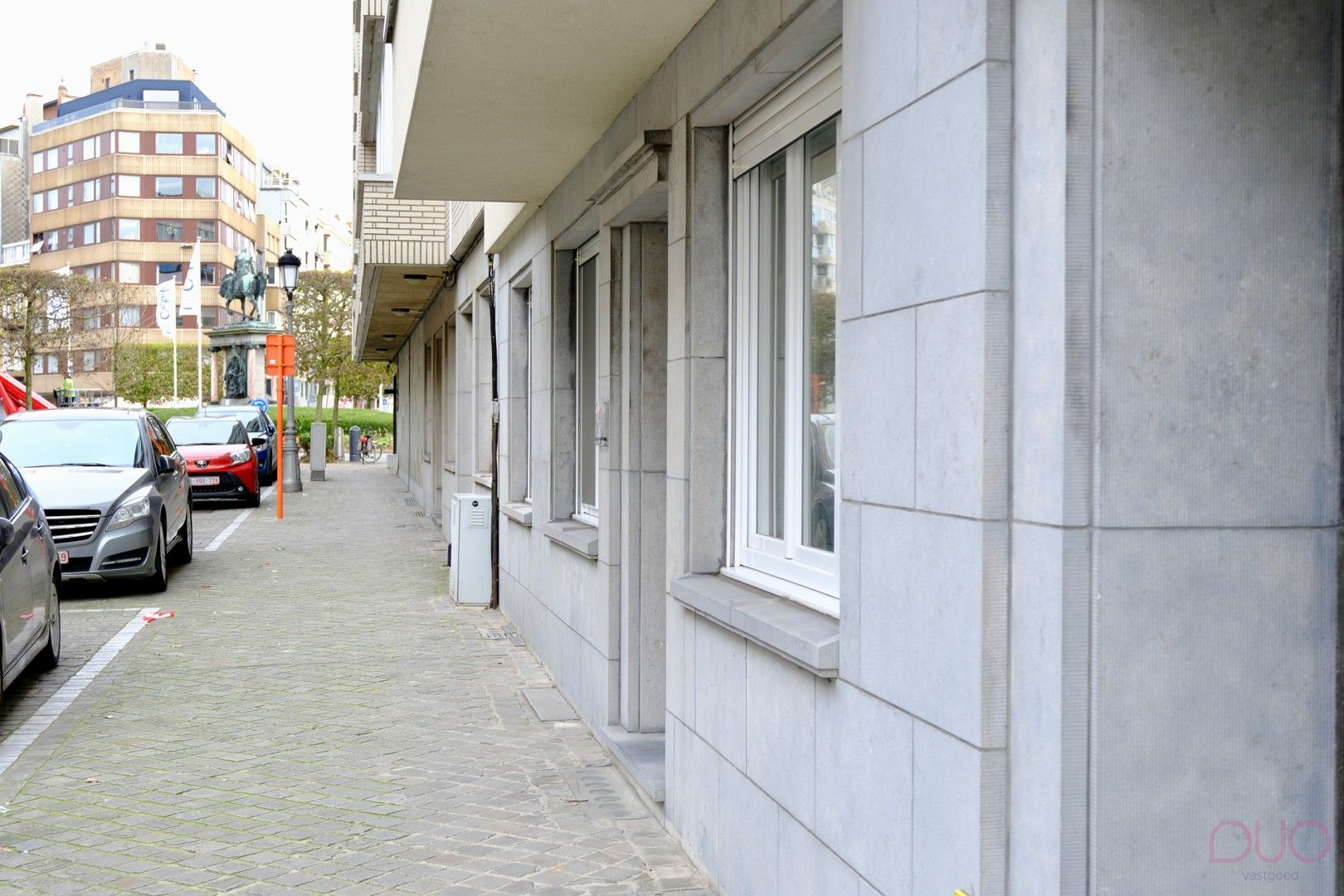 Hoofdfoto van de publicatie: Stijlvol wonen vlak bij zee – volledig gerenoveerd gelijkvloers 3 slaapkamer appartement in de statige Warschaustraat