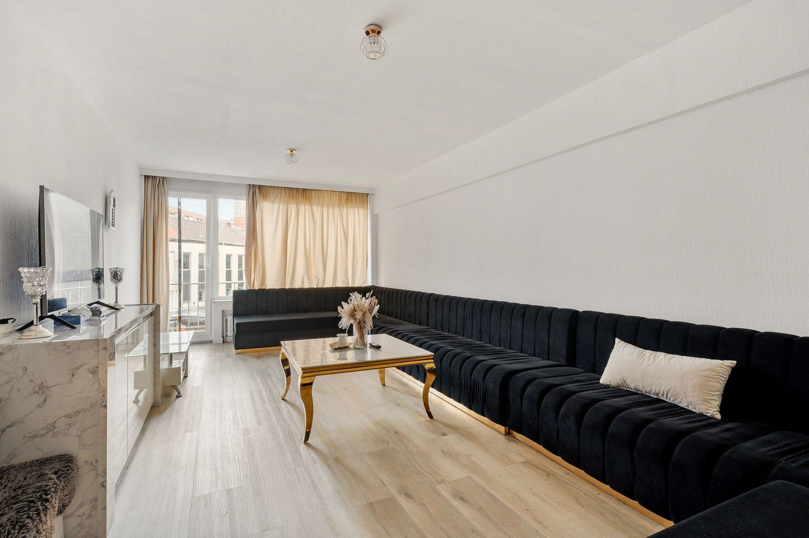 Energiezuinig en gezellig verhuurd appartement met 2 slaapkamers en balkon achteraan nabij het station van Kortrijk foto 2