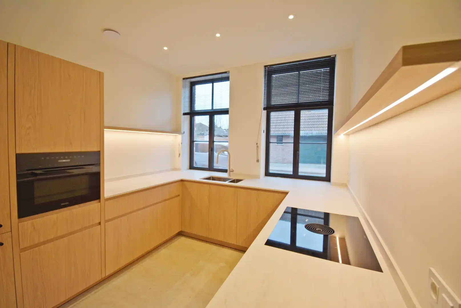 Moderne nieuwbouwwoning te huur in centrum Koolkerke. foto {{pictureIndex}}