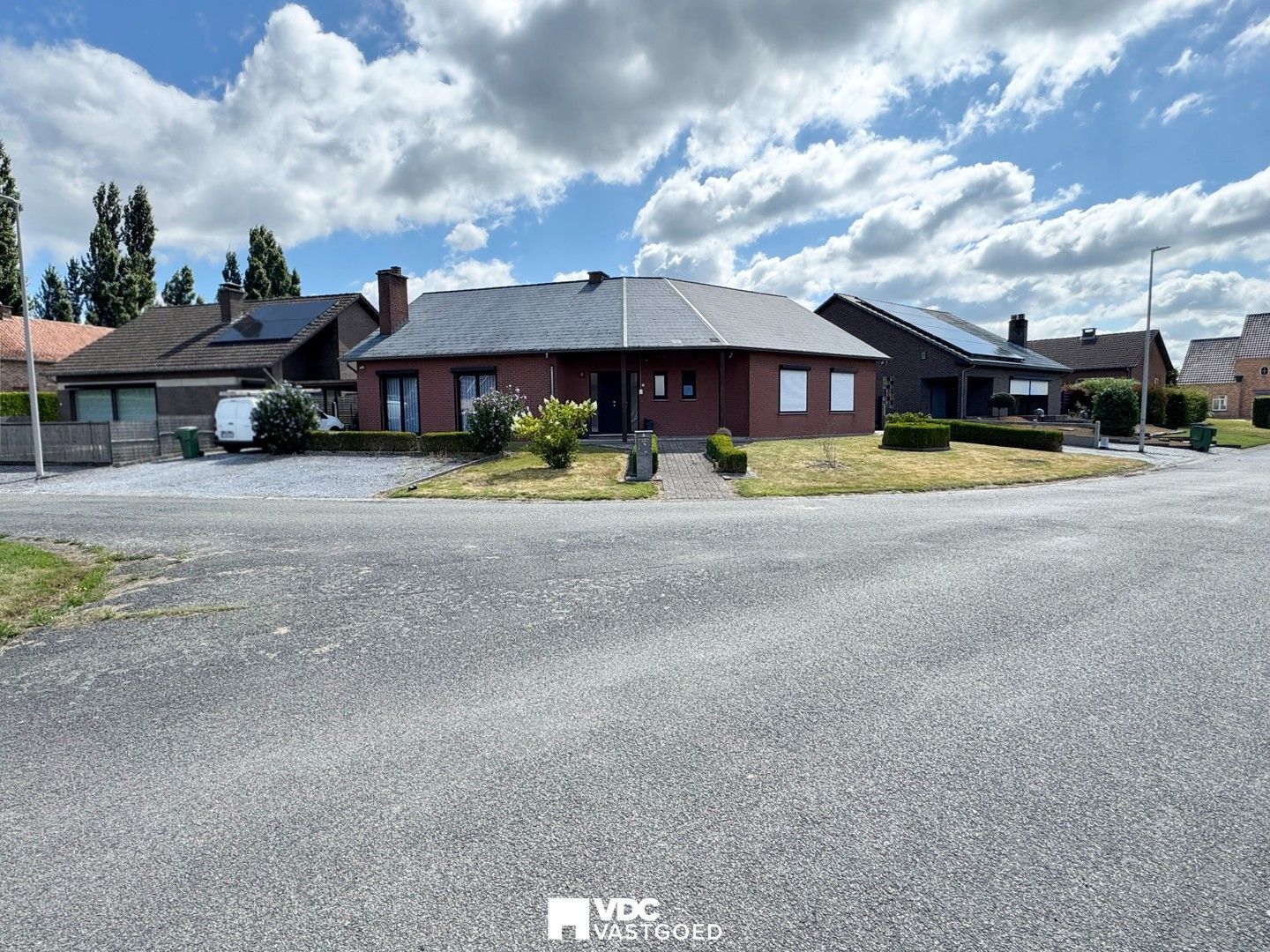 Stijlvolle gelijkvloerse woning met 3 slaapkamers, garage en tuin foto {{pictureIndex}}