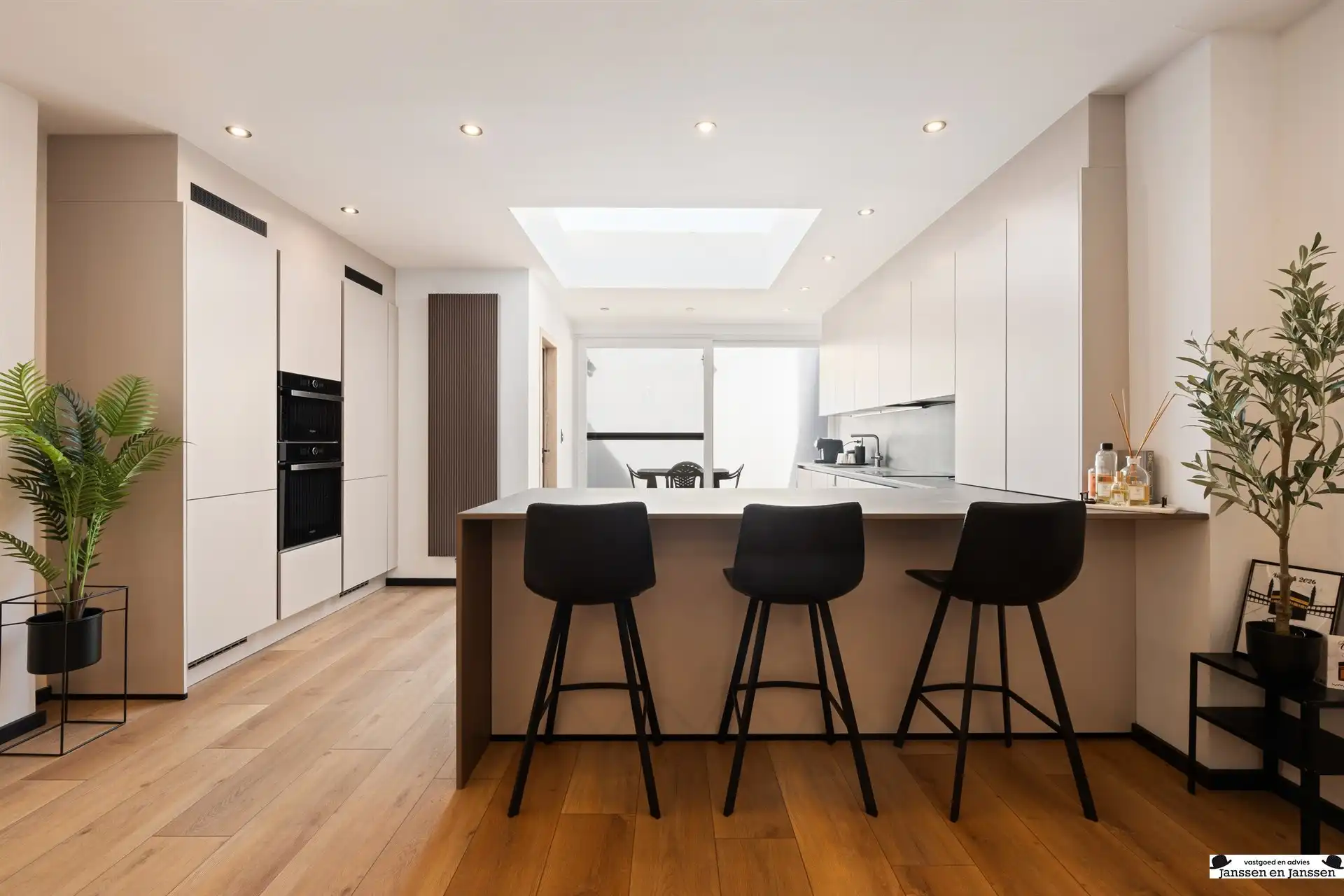 Uitzonderlijk ruime, energetische en gerenoveerde woning! foto 4