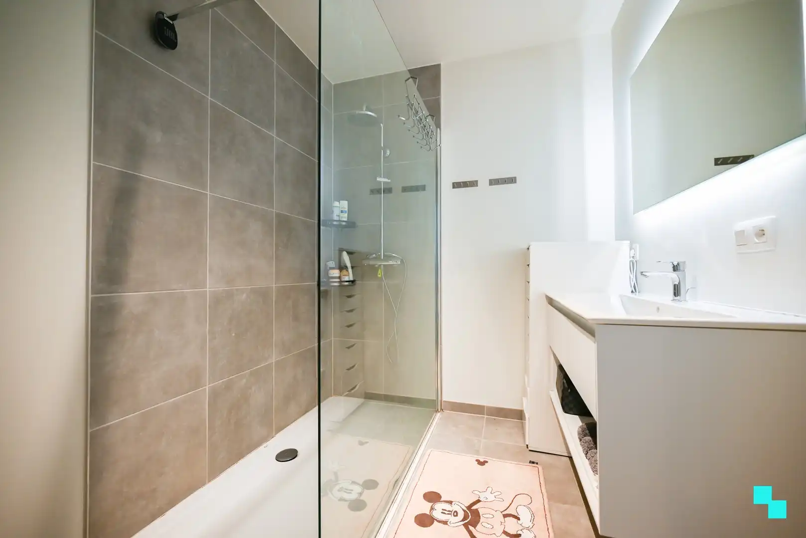 Instapklaar appartement met divers maatmeubilair te Izegem (Emelgem) foto 18