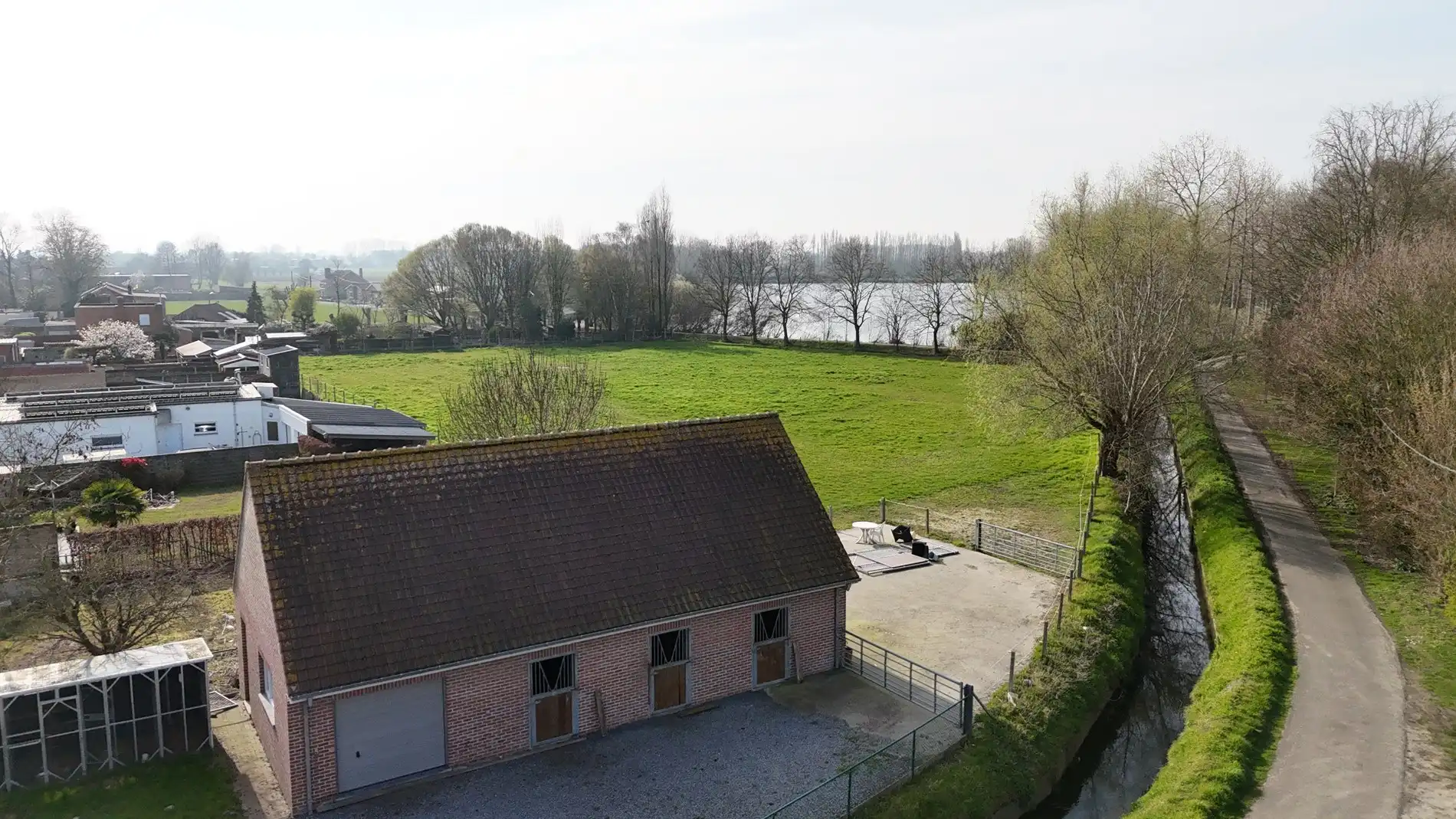 Alleenstaande woning met naastliggend stuk bouwgrond en weide te Eernegem foto 11