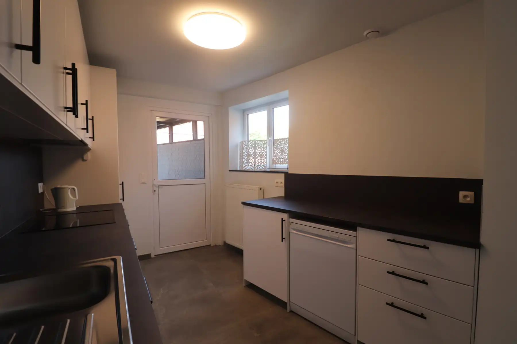 Volledig gerenoveerde woning met stadskoer op een hoekperceel. foto 7