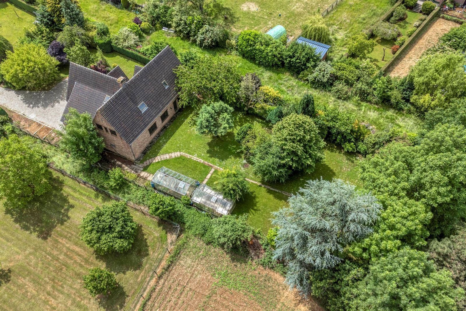 Grote woning op een terrein van 1989m² te Beersel foto 5