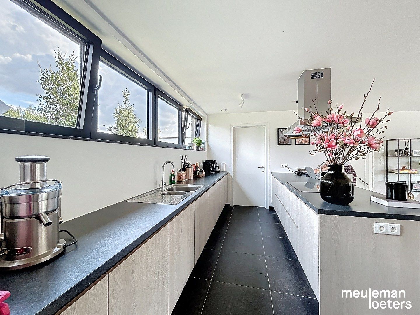 Prachtig afgewerkte woning met garage foto 6