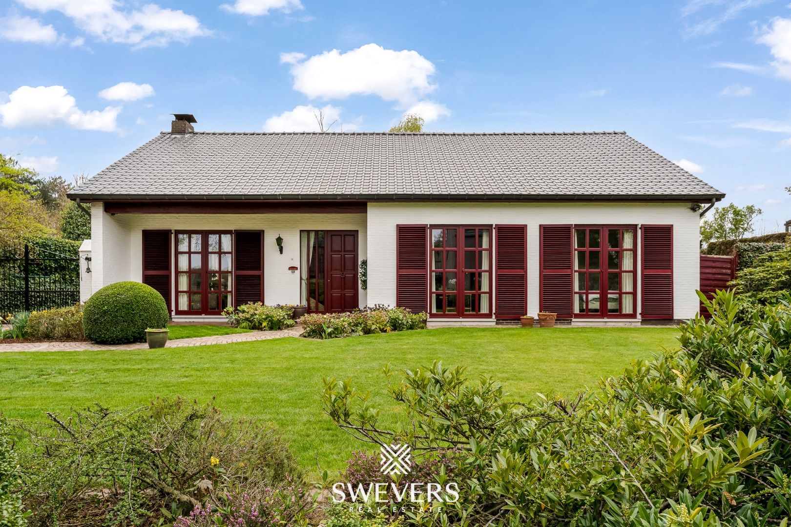 Instapklare woning met 5 slaapkamers op een zonnig perceel van 12a 50ca foto {{pictureIndex}}
