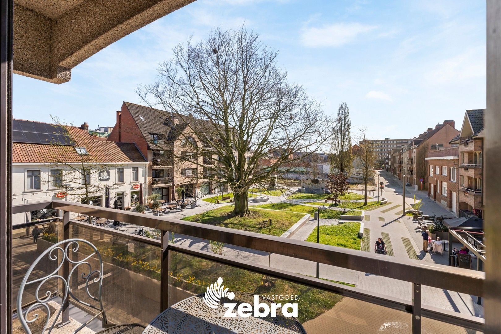 Prachtig & lichtrijk appartement met uitzicht op de Melkmarkt te Izegem! foto 4