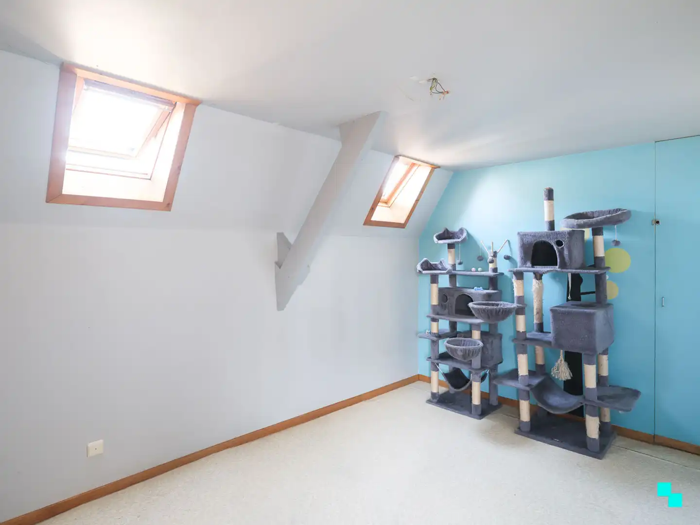 Renovatieproject met uitgestrekte tuin in groene omgeving foto 13