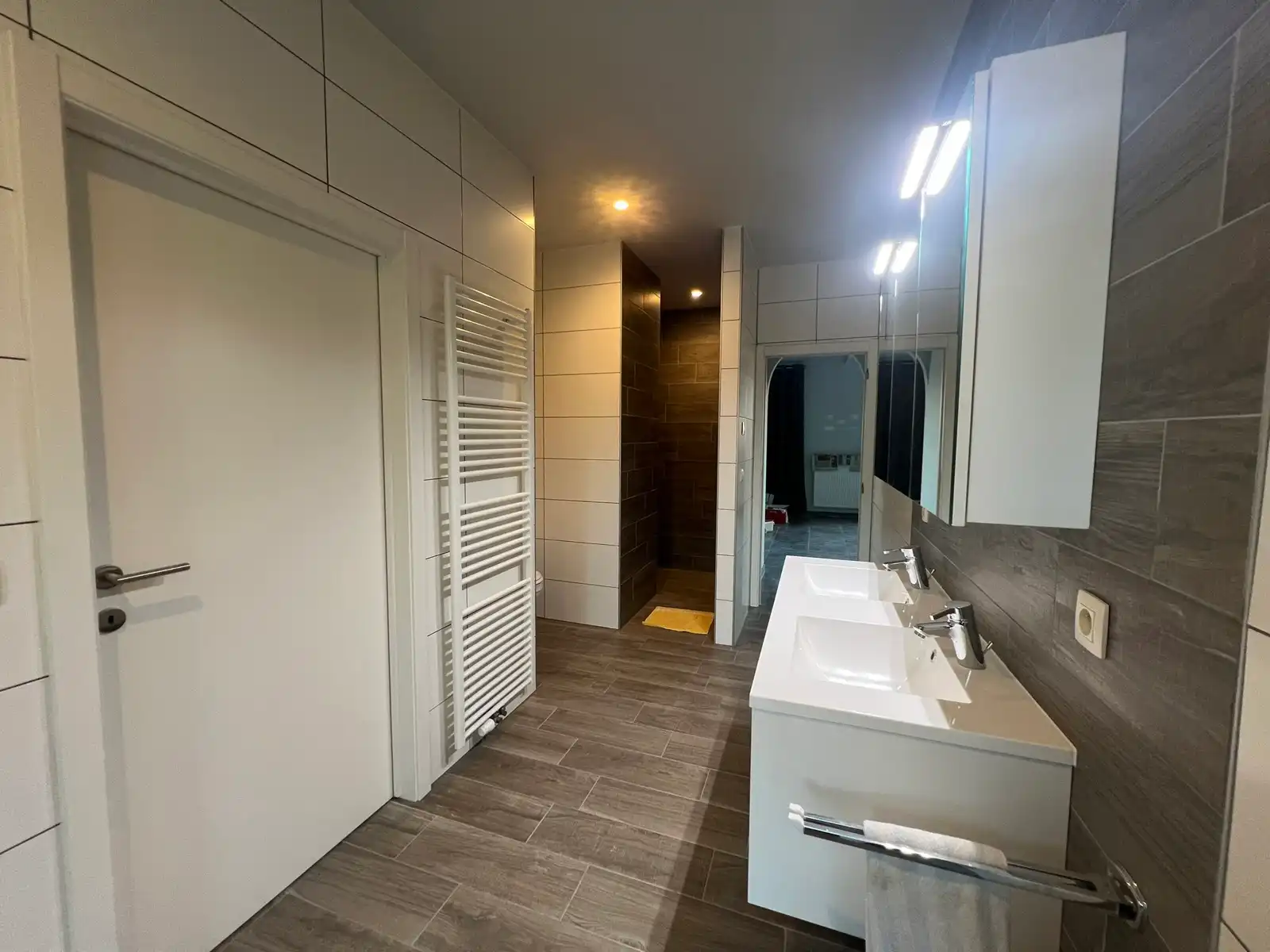 Ruim app met 2 slaapkamers, terras en 2 autostaanplaatsen foto 12