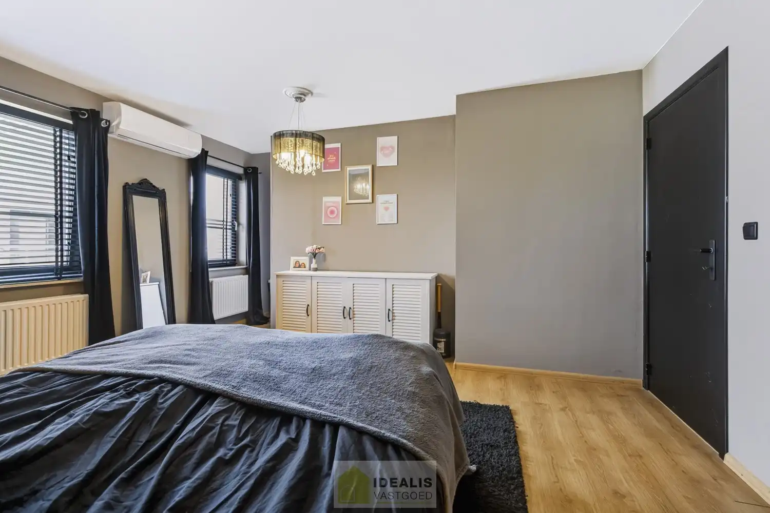 IDEALIS VASTGOED – EEN AANGENAME VRIJSTAANDE WONING MET EEN NIEUWE KEUKEN EN BADKAMER, EEN HEERLIJK RUIME WOONKAMER MET SPEKSTEENKACHEL, EEN EXTRA RUIME VERANDA (VOLLEDIG AF TE SLUITEN MET GLAZEN PUIEN), 3 SLAAPKAMERS, EEN EXTRA MULTIFUNCTIONELE RUIMTE (INGERICHT ALS KANTOOR MET APARTE INGANG) OP EEN RIANT PERCEEL VAN 14A 51CA, VOLLEDIG OMHEIND, VOORZIEN VAN VOLDOENDE PARKEERRUIMTE EN EEN PRACHTIGE CARPORT VOOR 2 WAGENS! foto 32