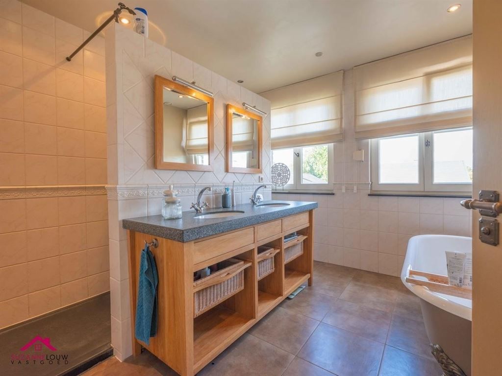 Landelijke villawoning met dubbele vrijstaande garage foto 50