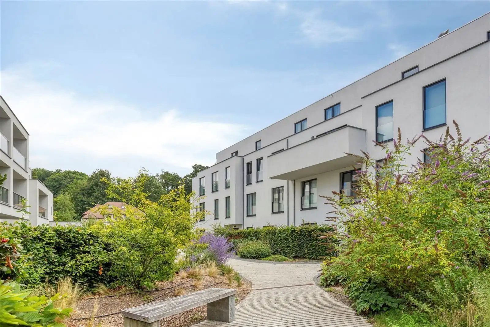 Prachtig recent gelijkvloers appartement met 2 slaapkamers, tuin en parking foto 2