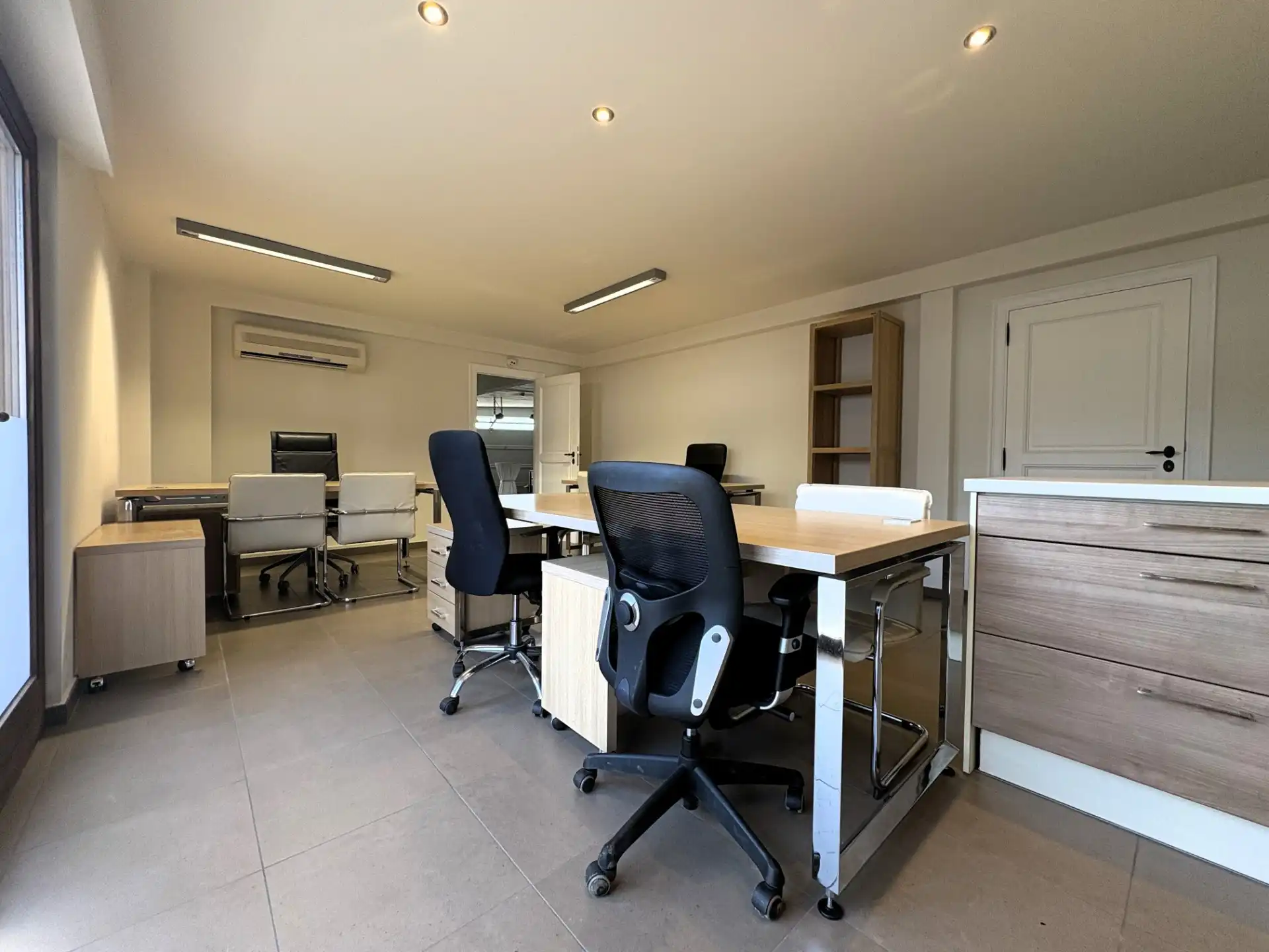 Ruime en veelzijdige handelsruimte met sterke zichtbaarheid in regio Waregem foto 12