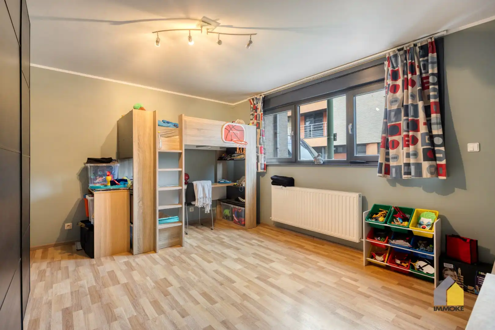 Gelijkvloers appartement (120 m²) met ruime woonkamer, 2 slpks. en terras. foto 9