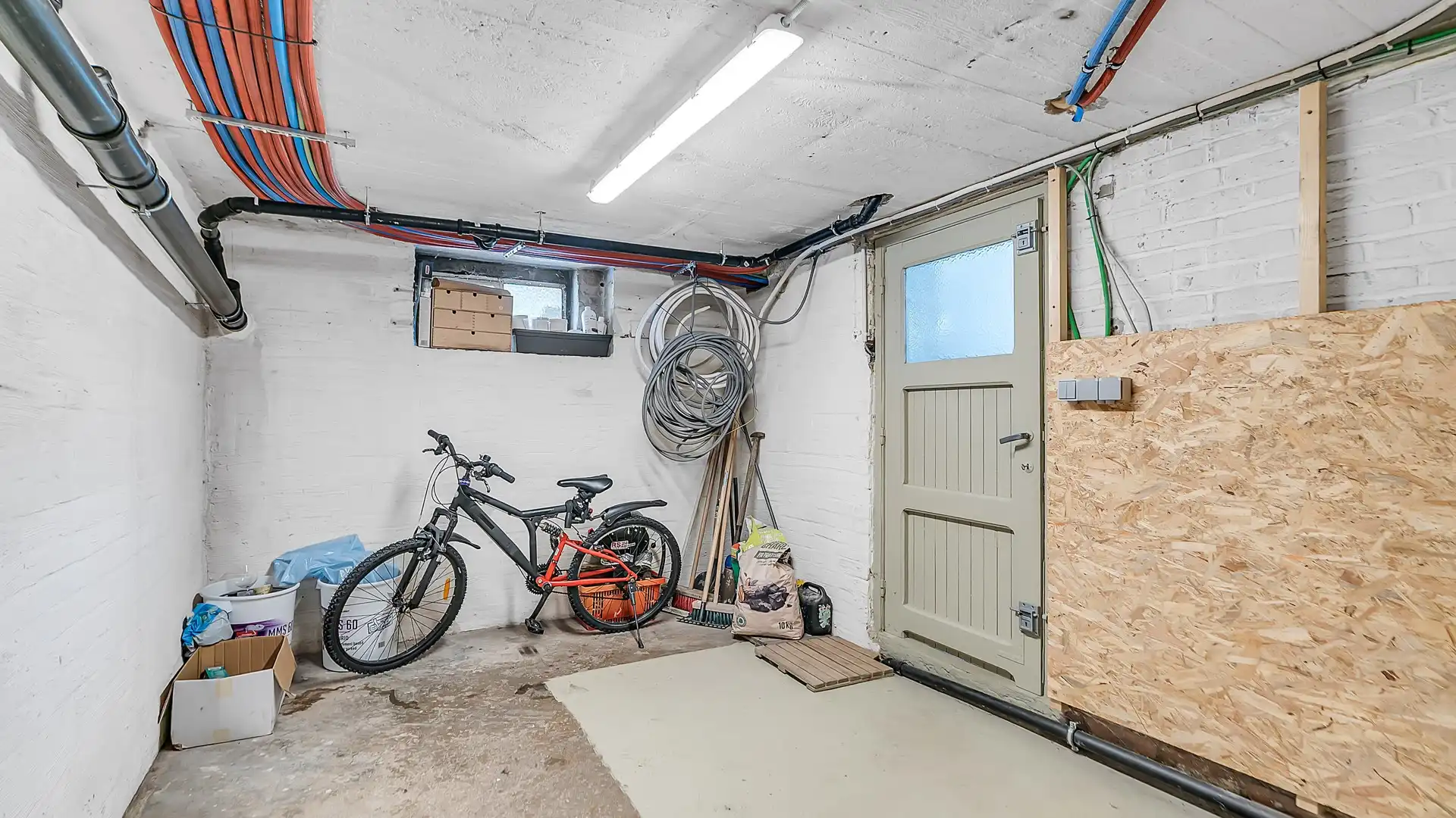 Rustig gelegen energiezuinige woning met 3 slaapkamers op een perceel van 6a foto 24