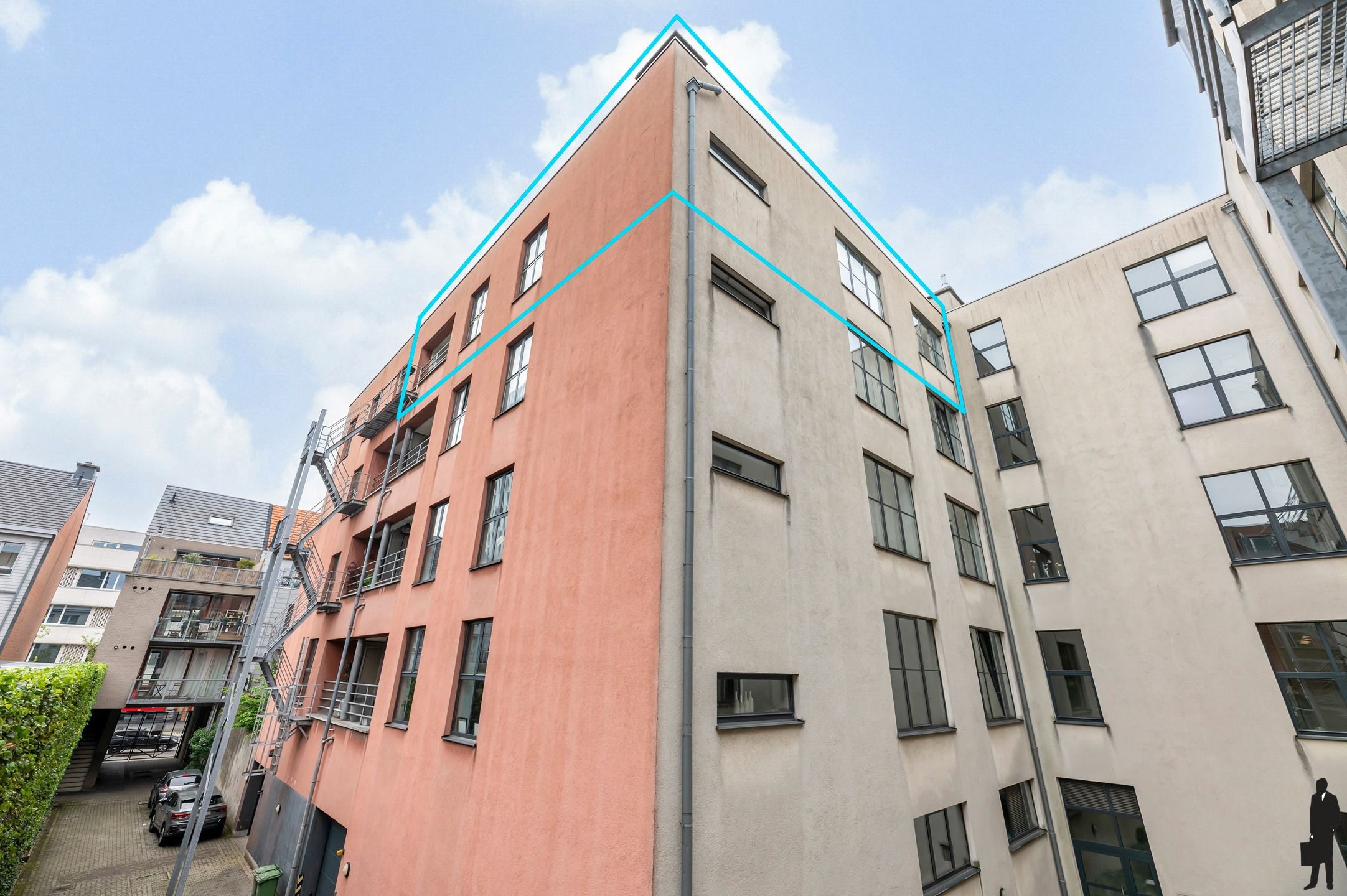 Lichtovergoten industriële loft met open structuur en ruwe materialen foto 16