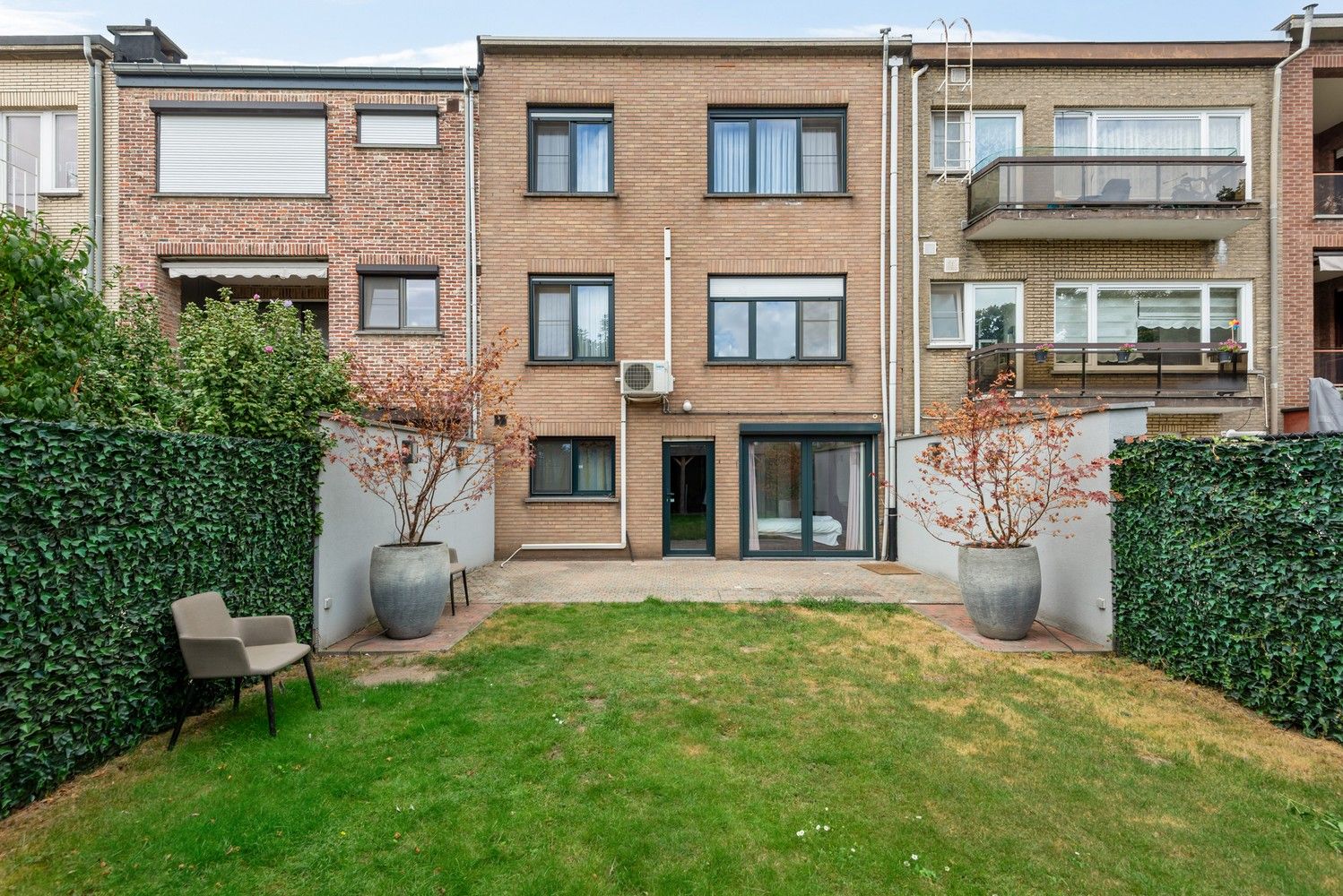Opbrengsteigendom met 2 appartementen, tuin en garage te koop in Deurne! foto 2