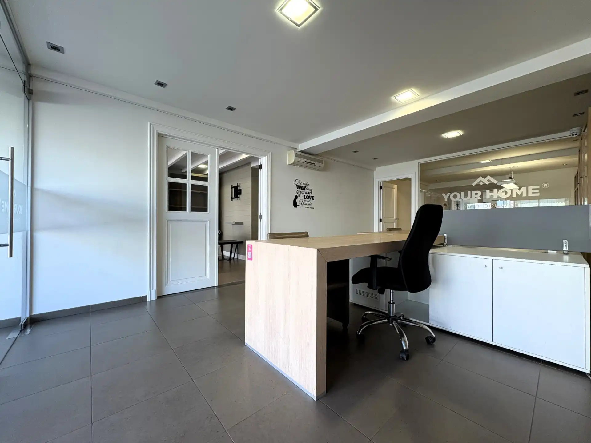 Ruime en veelzijdige handelsruimte met sterke zichtbaarheid in regio Waregem foto 4