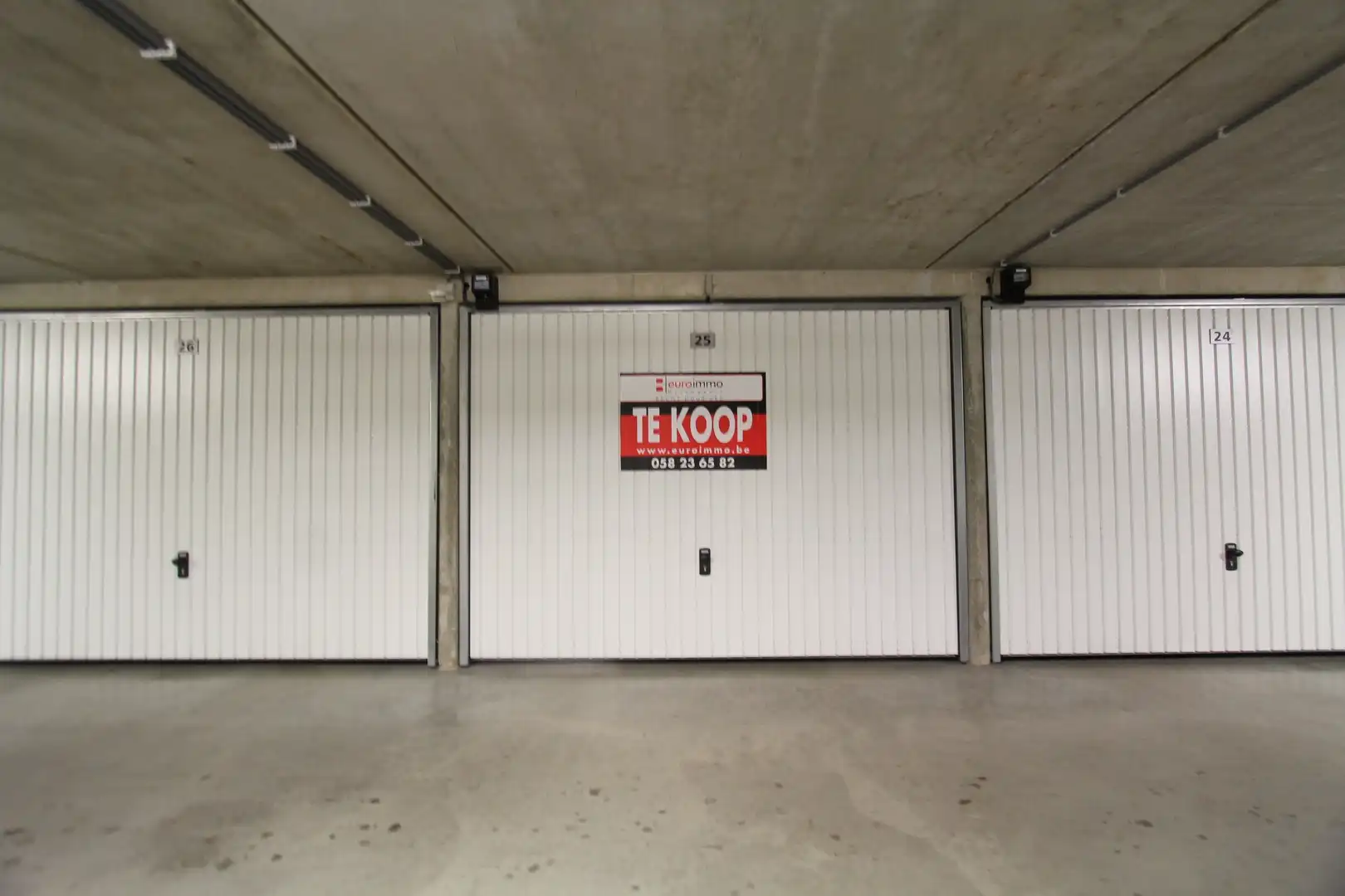 Zéér goed gelegen garagebox! foto {{pictureIndex}}