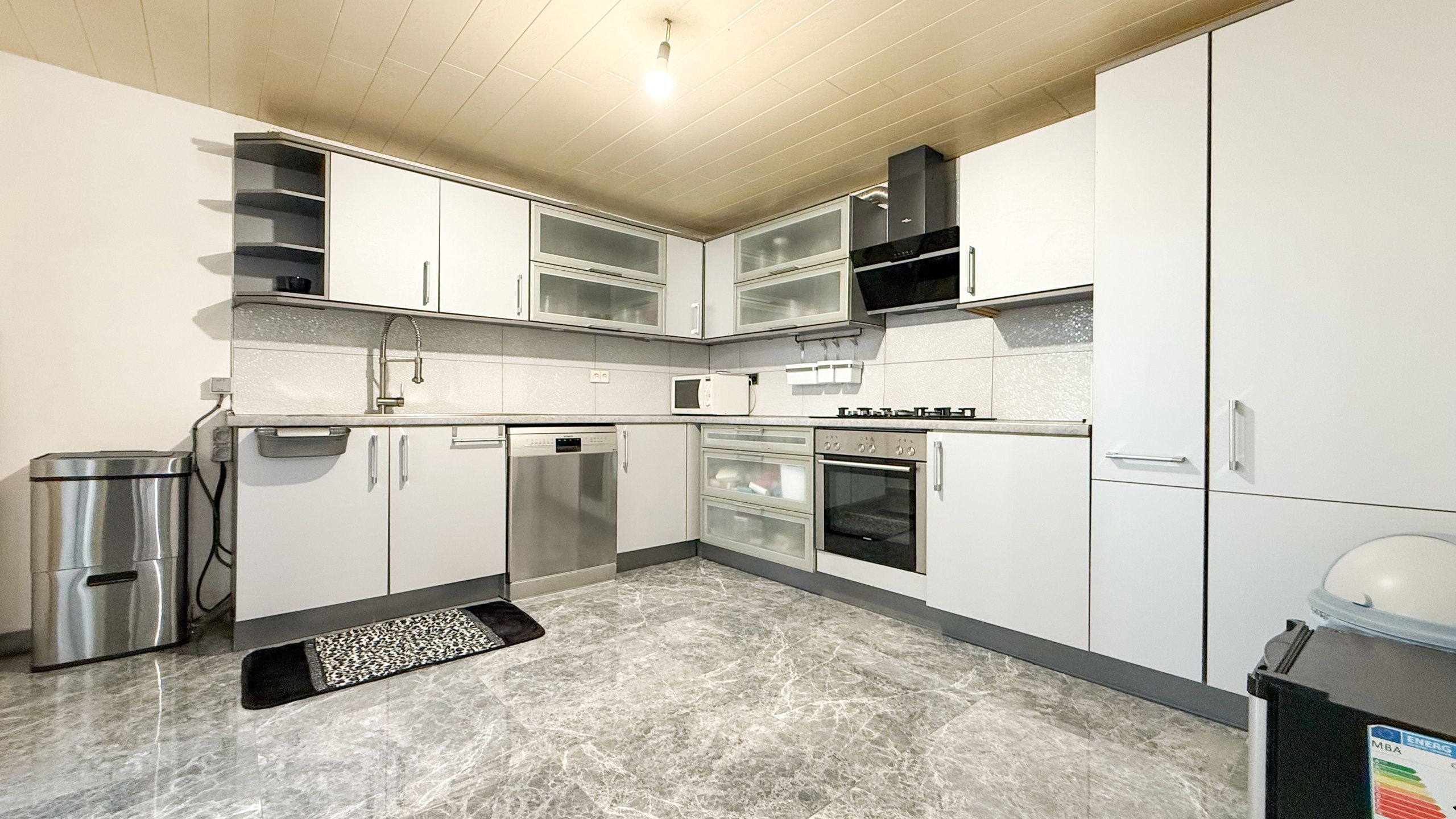 Instapklare vernieuwde woning van 170m² met 3slpks! foto 7