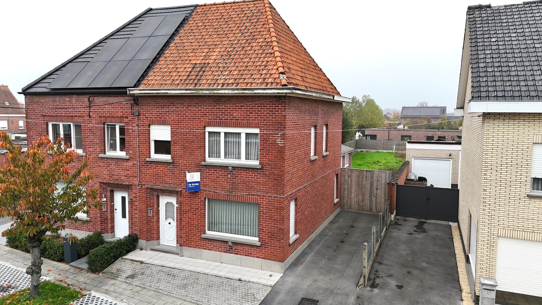 Hoofdfoto van de publicatie: Deels gerenoveerde woning in betonstructuur met atelier/grote garage en ruime tuin.