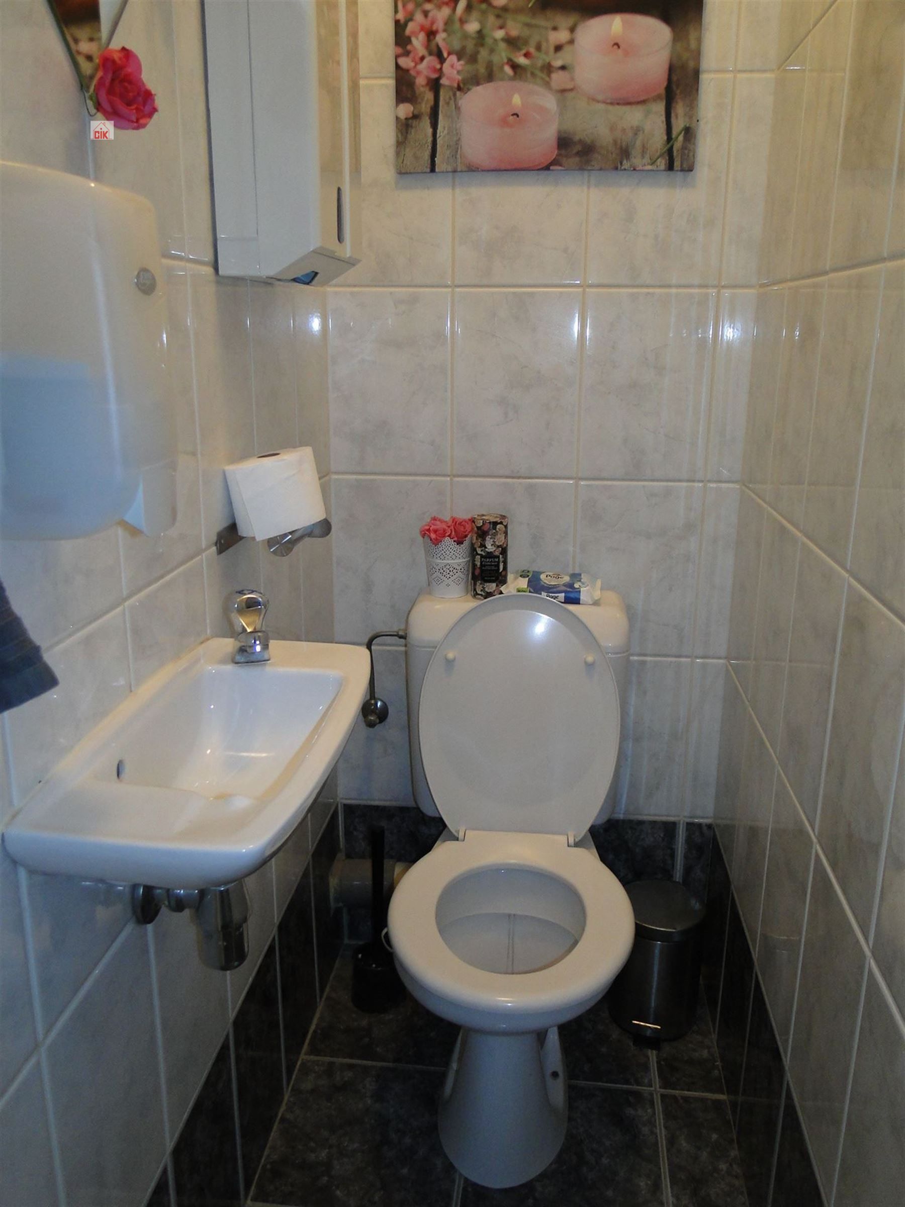 Handelsgelijkvloers met 3 bovengrondse autostaanplaatsen gelegen vooraan het gebouw foto 8