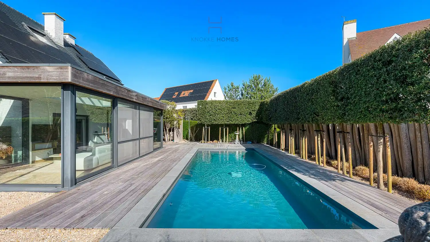 Luxueuze villa met zwembad in een residentiële wijk. foto 14