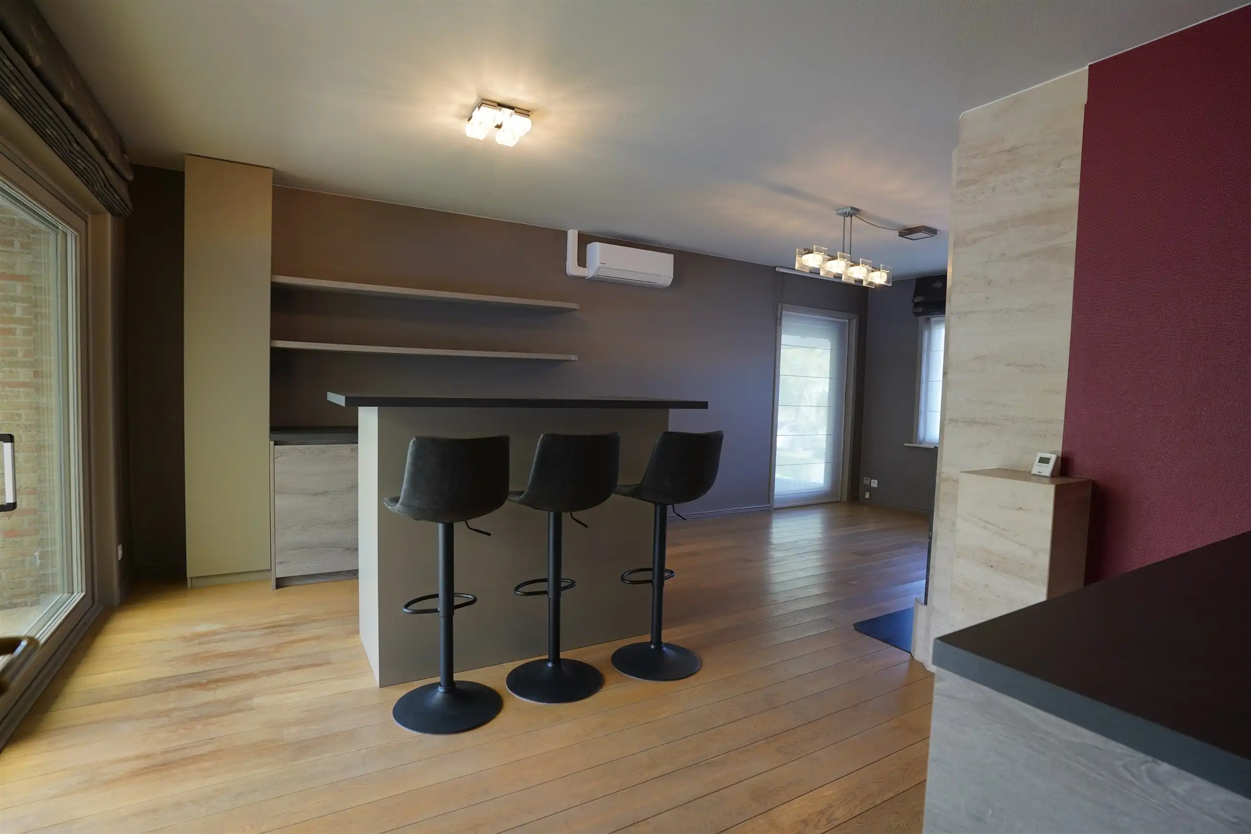 Prettig gelegen halfopen woning met garage en tuin foto 9