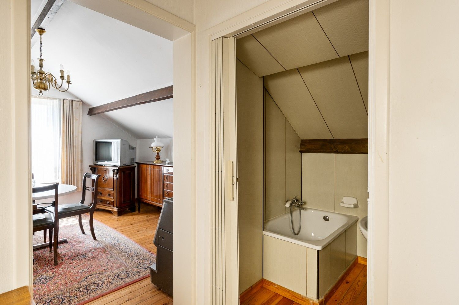 Deze woning is gelegen in een rustige omgeving en beschikt over bijzonder veel potentieel te Lier foto 18