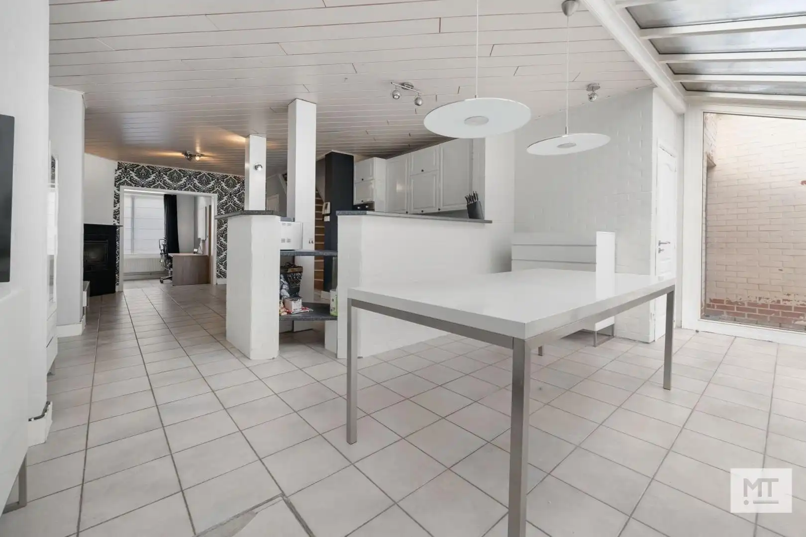 Bijzonder ruime woning met opslagruimte, dubbele garage en uitweg in centrum Langemark foto 8