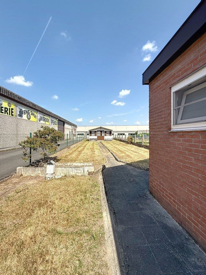 Half-open woning met 2 slaapkamers, garage en tuin foto 5