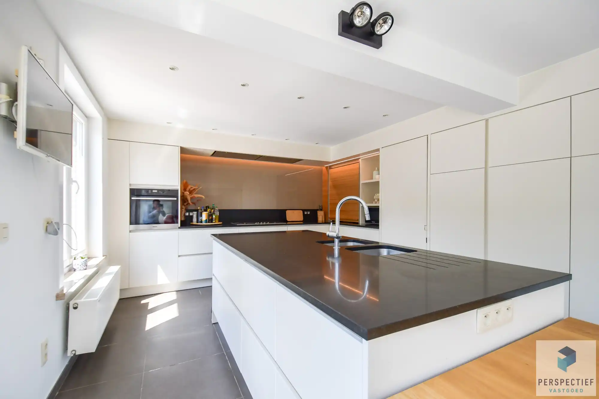 Ruime (254m²) instapklare gezinswoning met 4 slaapkamers, zwembad en poolhouse foto 17