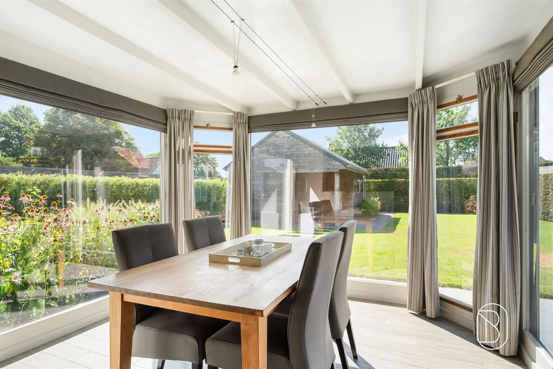 Toffe gezinswoning met prachtige tuin en bijgebouw.  foto 7