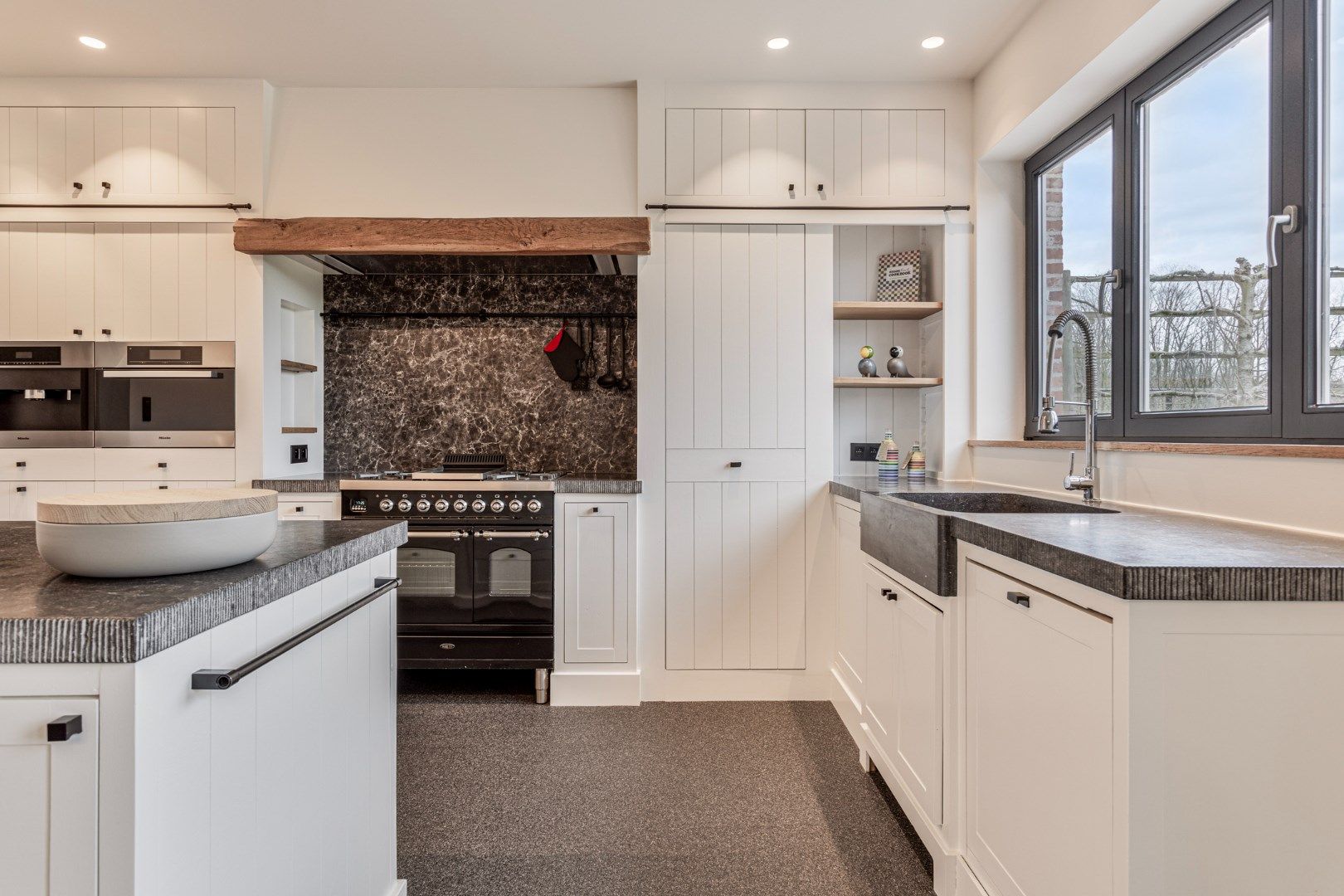 Ruim ingedeelde kwalitatieve villa op 12 are met adembenemd zicht op achterliggend groen. foto 15