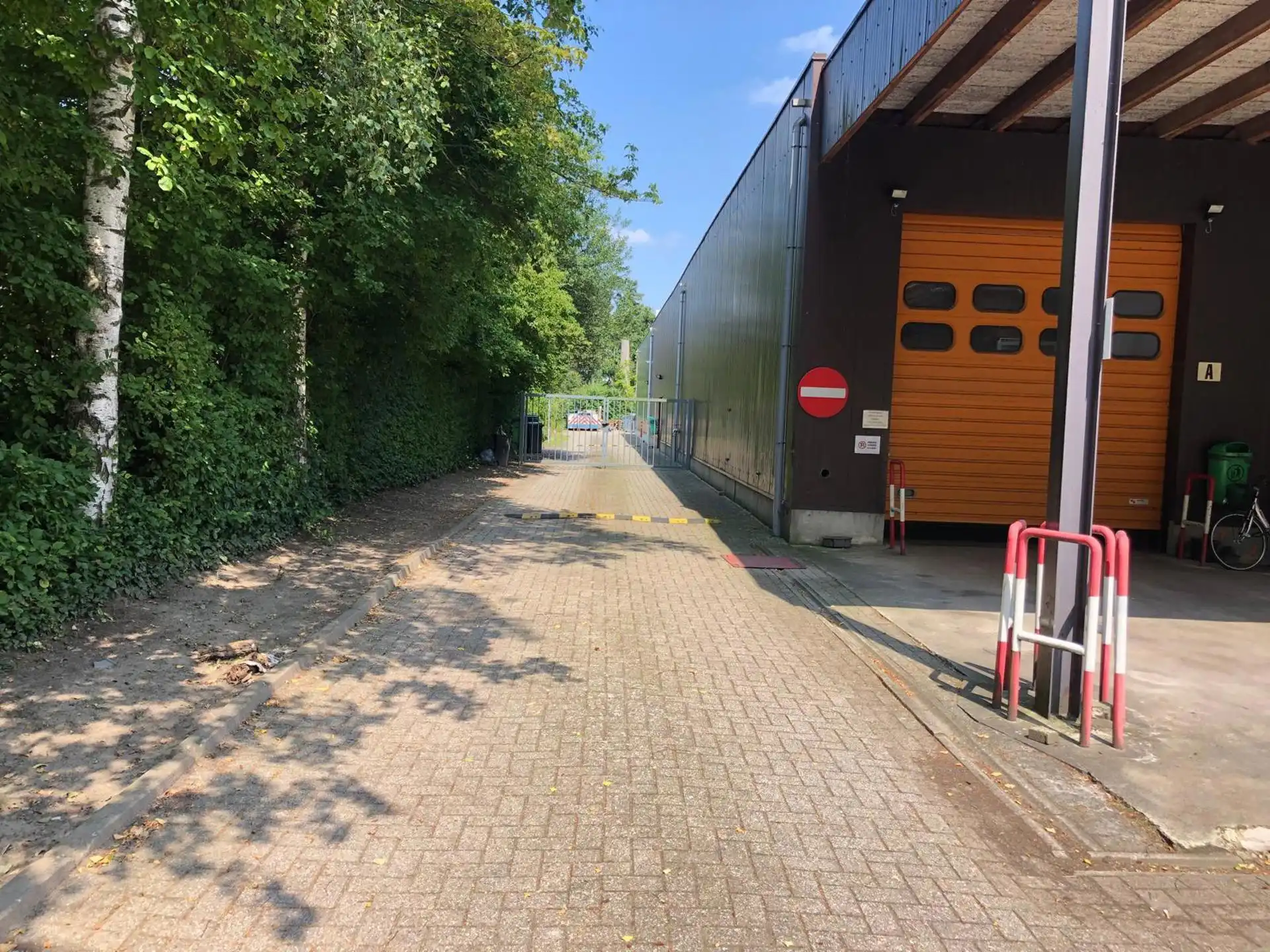 Bedrijfsgebouw met magazijnen, buitenopslag, kantoren en woonst foto 2