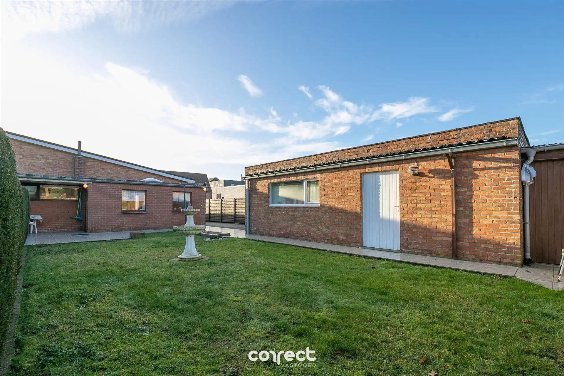 Goed onderhouden laagbouwvilla op een rustige, gunstige locatie met ruime oprit en garage. foto 3