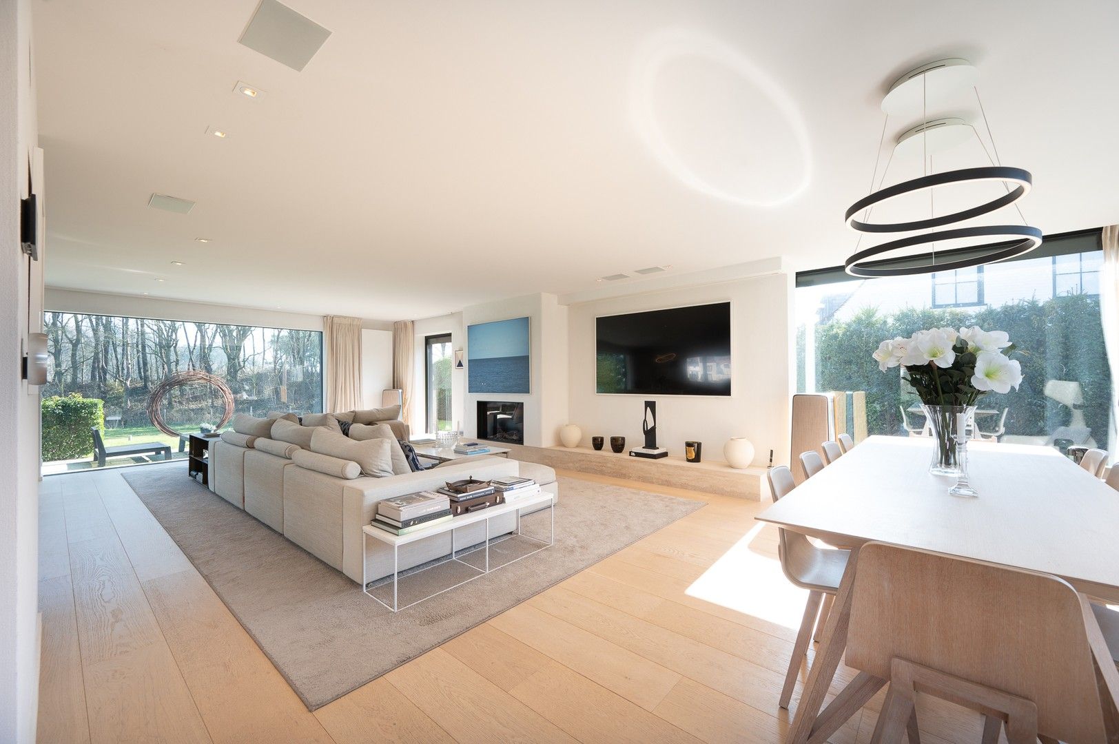 Uitzonderlijke villa genietend van adembenemende groene zichten vakbij het Zwin en het Oosthoekplein. foto {{pictureIndex}}